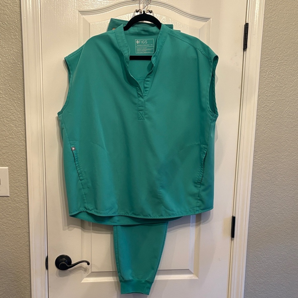 Figs technical collection scrubs set XL top with 2XL bottom